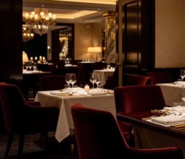 Salon VIP privé du restaurant Francia Rouge avec table dressée et lumière tamisée.